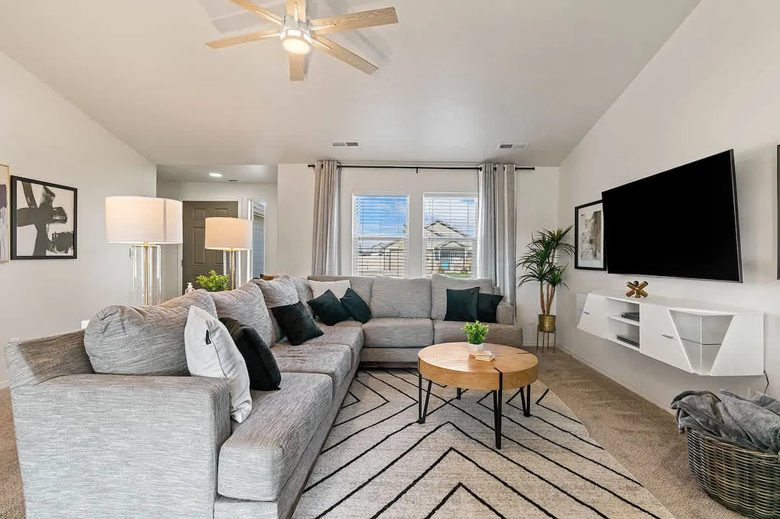 3 bed, 2.0 bath, 1140 sqft, $4,479 — Photo 3