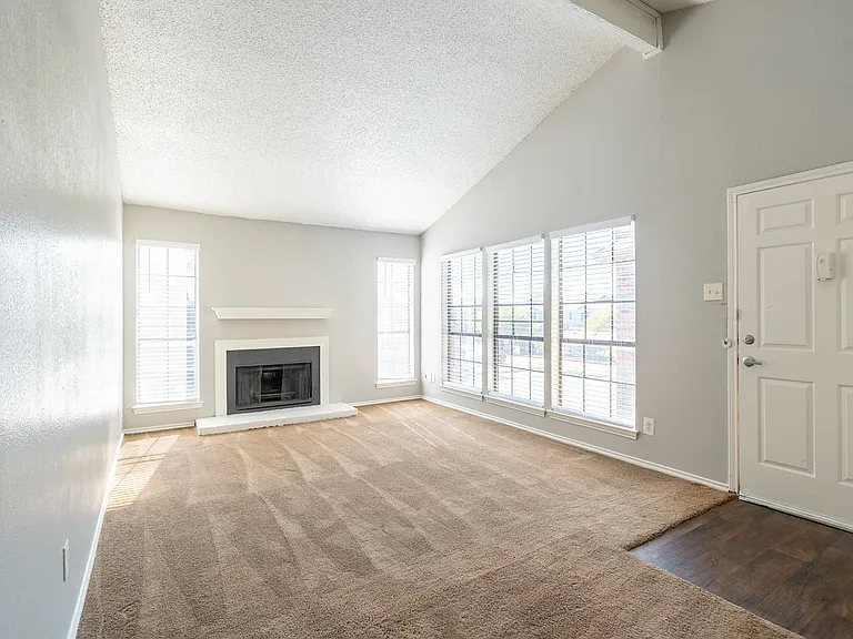 La Prada Place Apartments — Photo 16