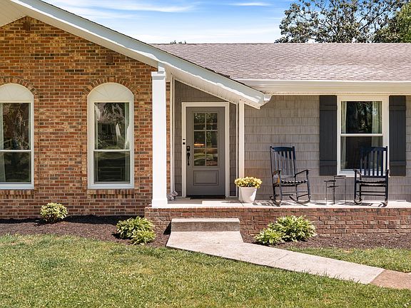 3rd image of 613 Oakwood Ter