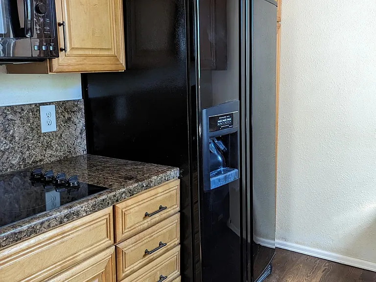 26 CF Refrigerator with Ice/Water in door.