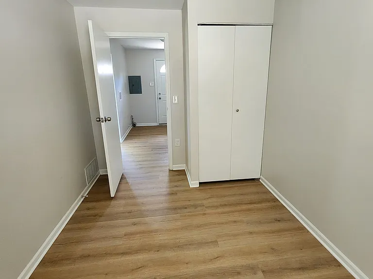 4301 Greenbrier Ln — Photo 8