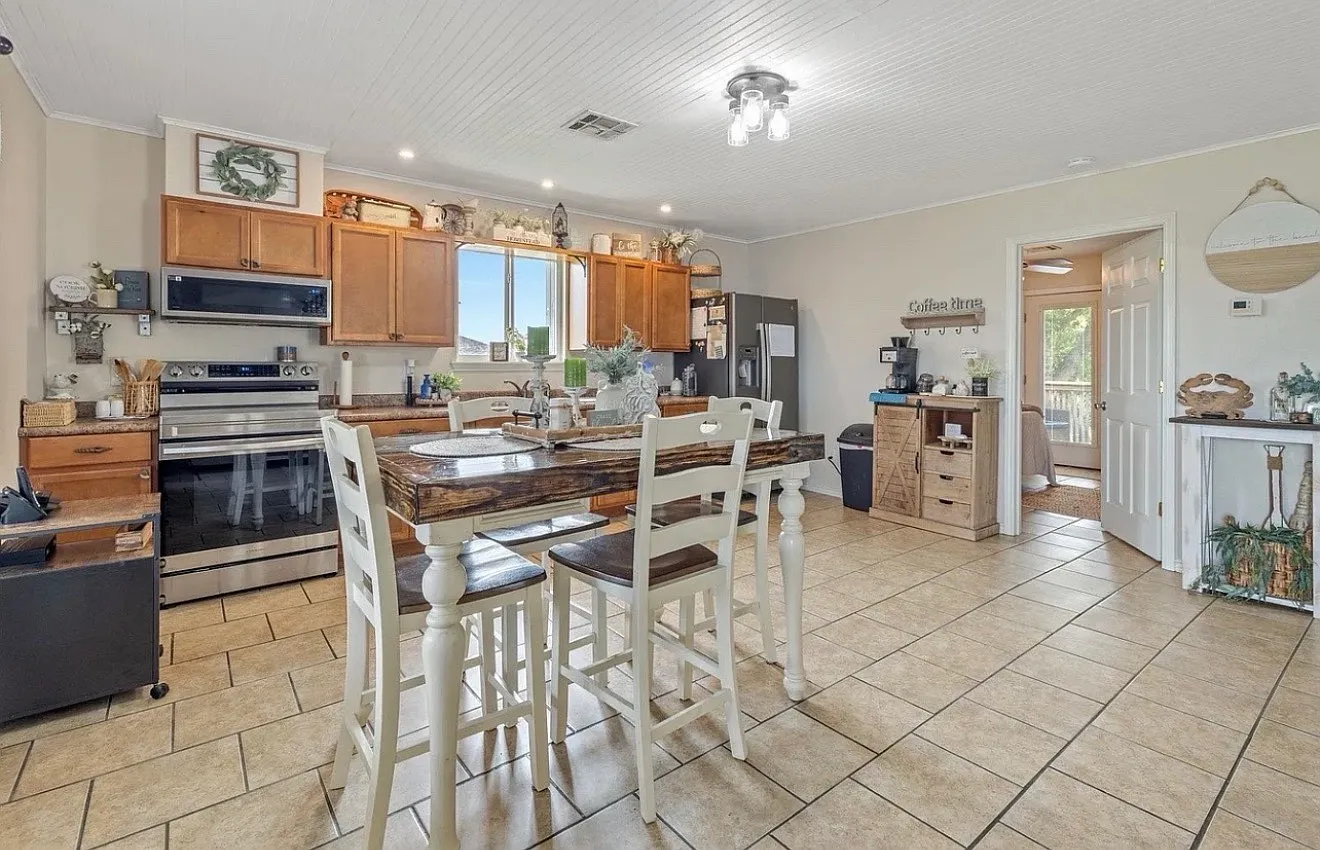 2 bed, 1.5 bath, 928 sqft, $4,000 — Photo 3