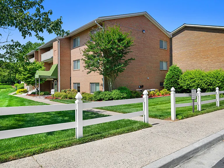 Gainsborough Court Apartments — Photo 47