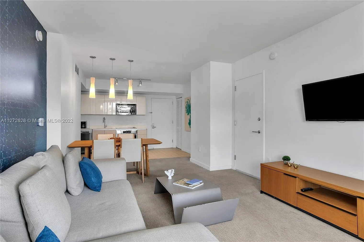 2 bed, 2.0 bath, 990 sqft, $4,580 — Photo 3