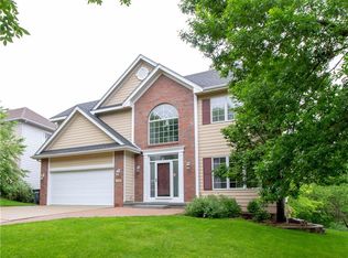 8829 Highland Oaks Dr, Johnston, IA 50131