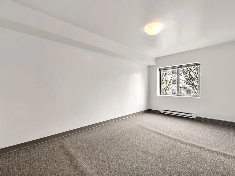 Uptown Manor — Photo 14