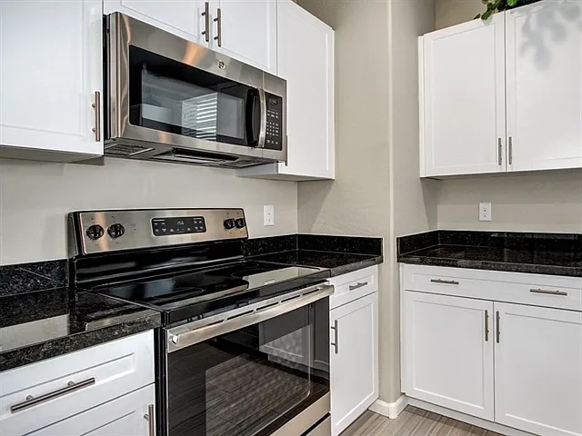 4 bed, 3.0 bath, 2470 sqft, $2,260 — Photo 3