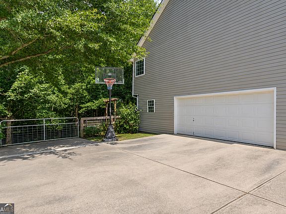 3rd image of 12 Chatham Ct