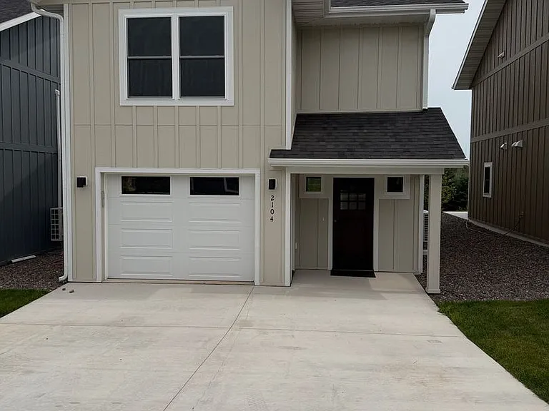 2104 Cottage Hill Cir — Photo 1