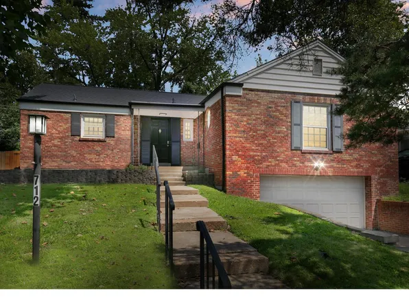 712 Francis Pl, Saint Louis, MO 63105