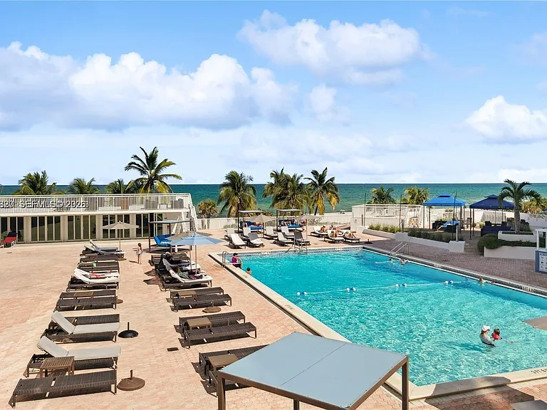 5401 Collins Ave #230 — Photo 7