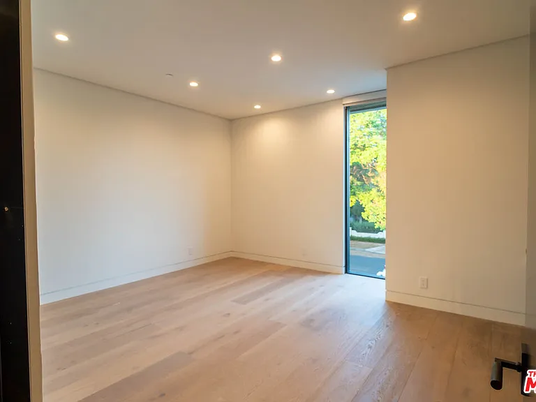 829 N Ogden Dr — Photo 40