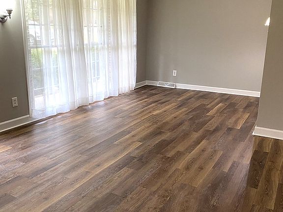 3rd image of 118 White Oak Dr