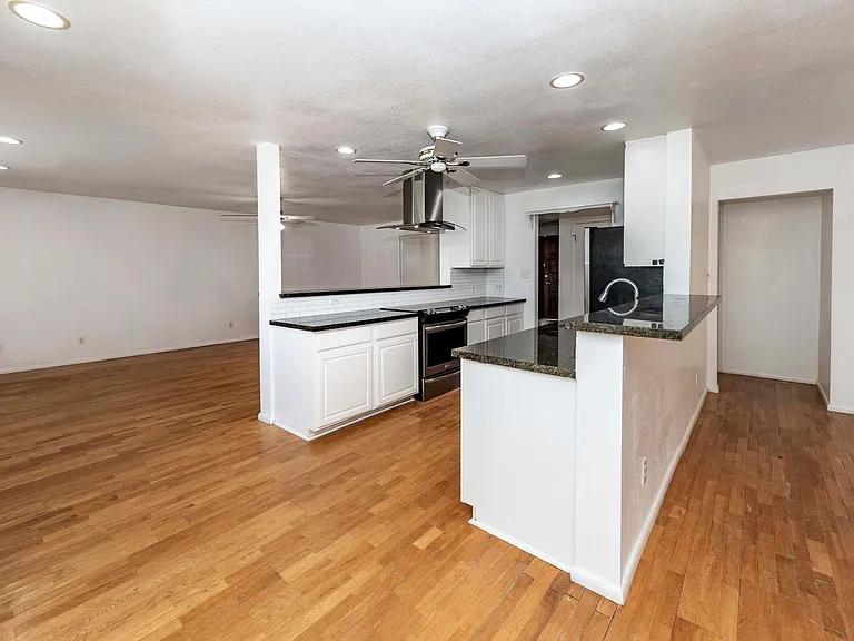 2405 E Huntington Dr — Photo 14
