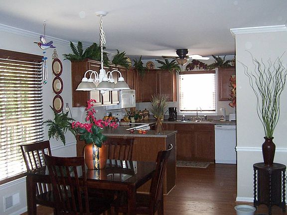 3rd image of 2815 Bentwood Dr