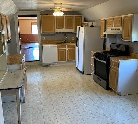 5th image of 203 N Cherry St
