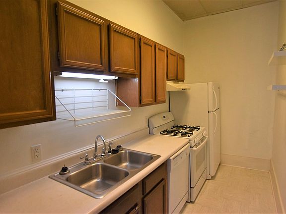 3rd image of 303 Beauregard St