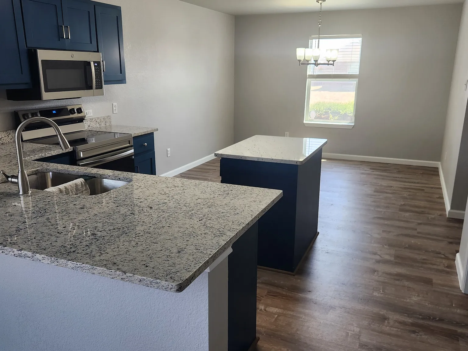 4 bed, 1421 sqft, $1,900 — Photo 2