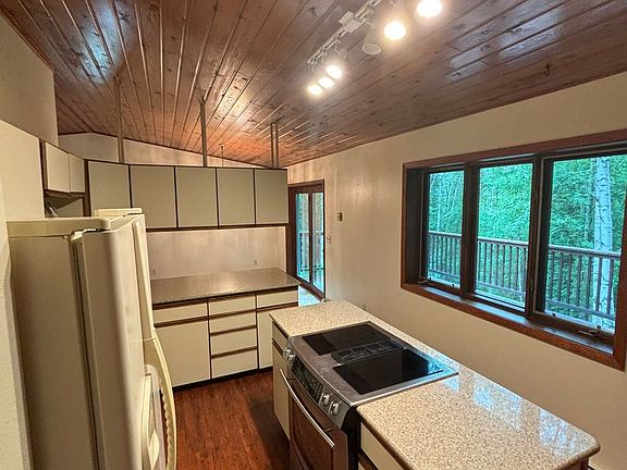 3rd image of 1462 Hans Way #A