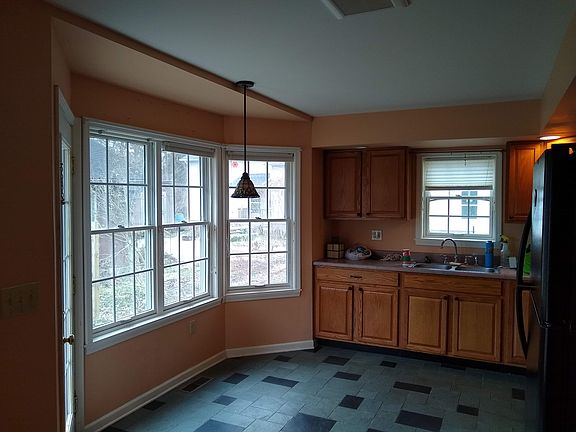 3rd image of 503 Dayton St