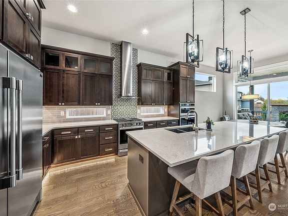 4th image of 14659 Crestwood Place E