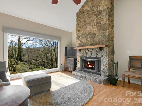 150 Racquet Club Villas Dr, Sapphire, NC 28774