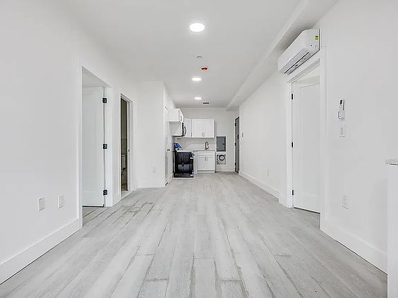 2nd image of 431 Warwick St #2B