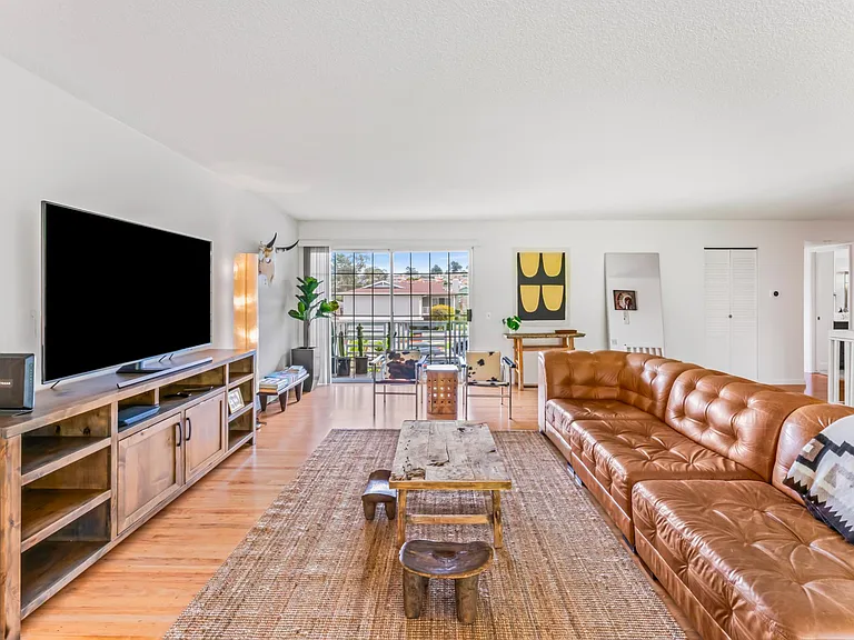 2440 Erin Pl — Photo 4