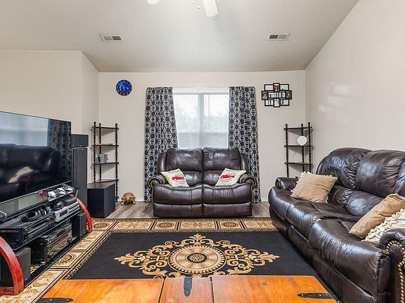 4th image of 1015 Greentree Road