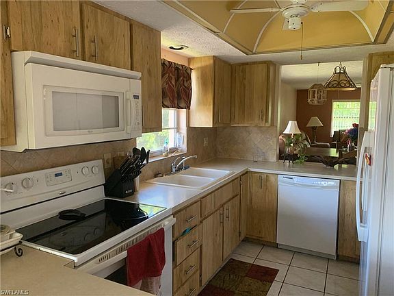 3rd image of 223 SE 15th Pl APT 206