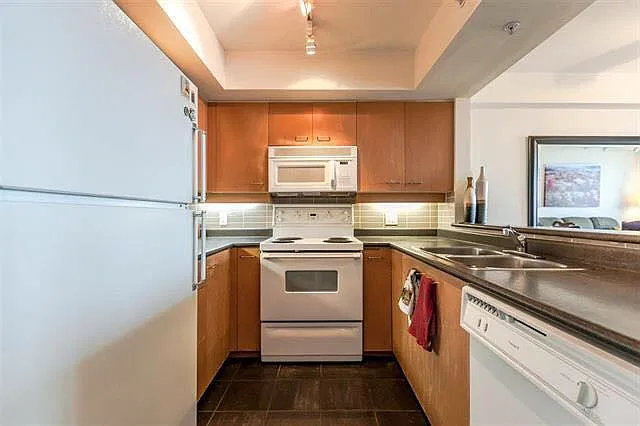 3 bed, 1031 sqft, $3,000 — Photo 3