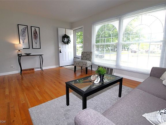 4th image of 387 Lynn Dr