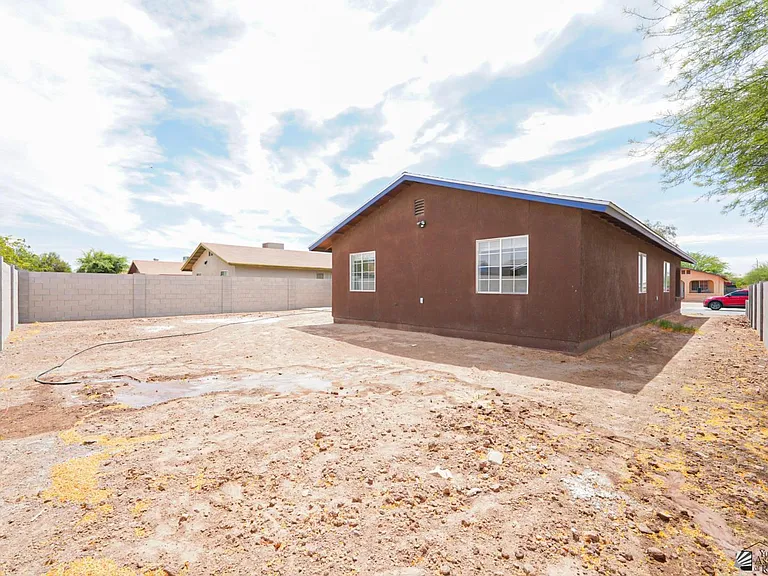 604 E Yucca St — Photo 7