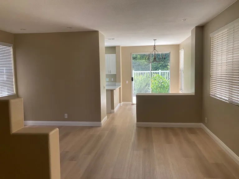 162 Las Flores — Photo 4