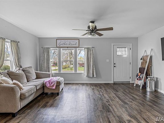 3rd image of 925 Moorland St