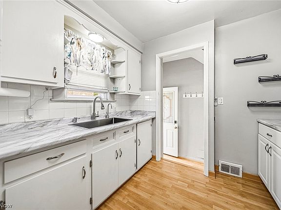 4th image of 285 E 327th St