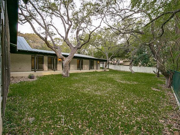 5th image of 302 Yosemite Dr