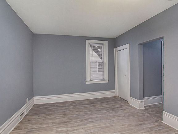 Living room / entry