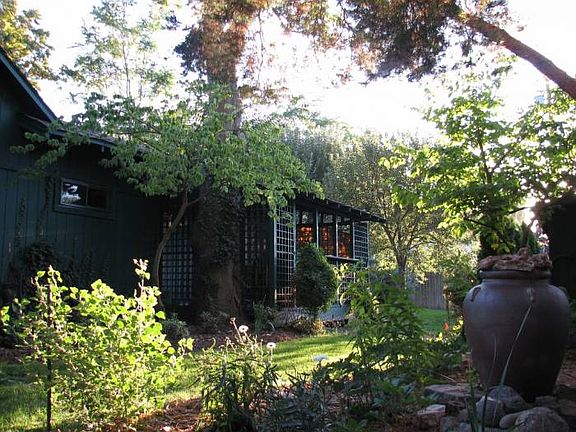 garden space + dining por
