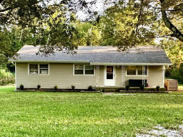 975 N Hurricane Creek Rd, Mc Ewen, TN 37101
