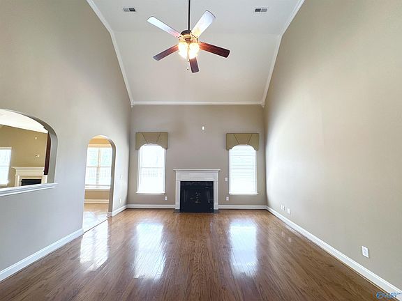 5th image of 126 Windridge Way SW