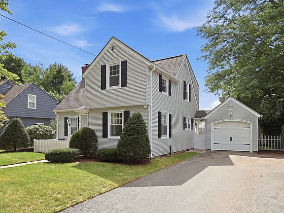 3rd image of 250 Gillette Ave