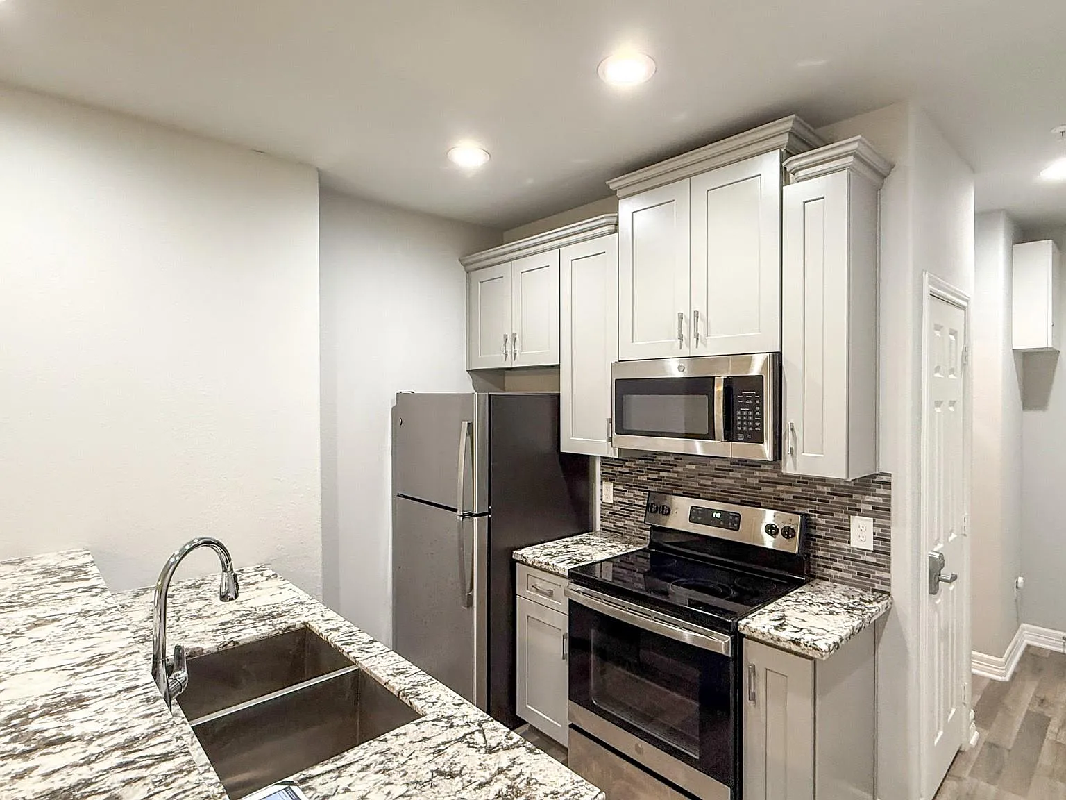 2 bed, 2.0 bath, 5160 sqft, $1,445 — Photo 4