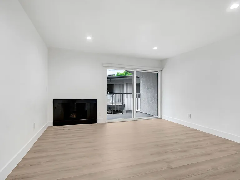 8300 De Longpre — Photo 7