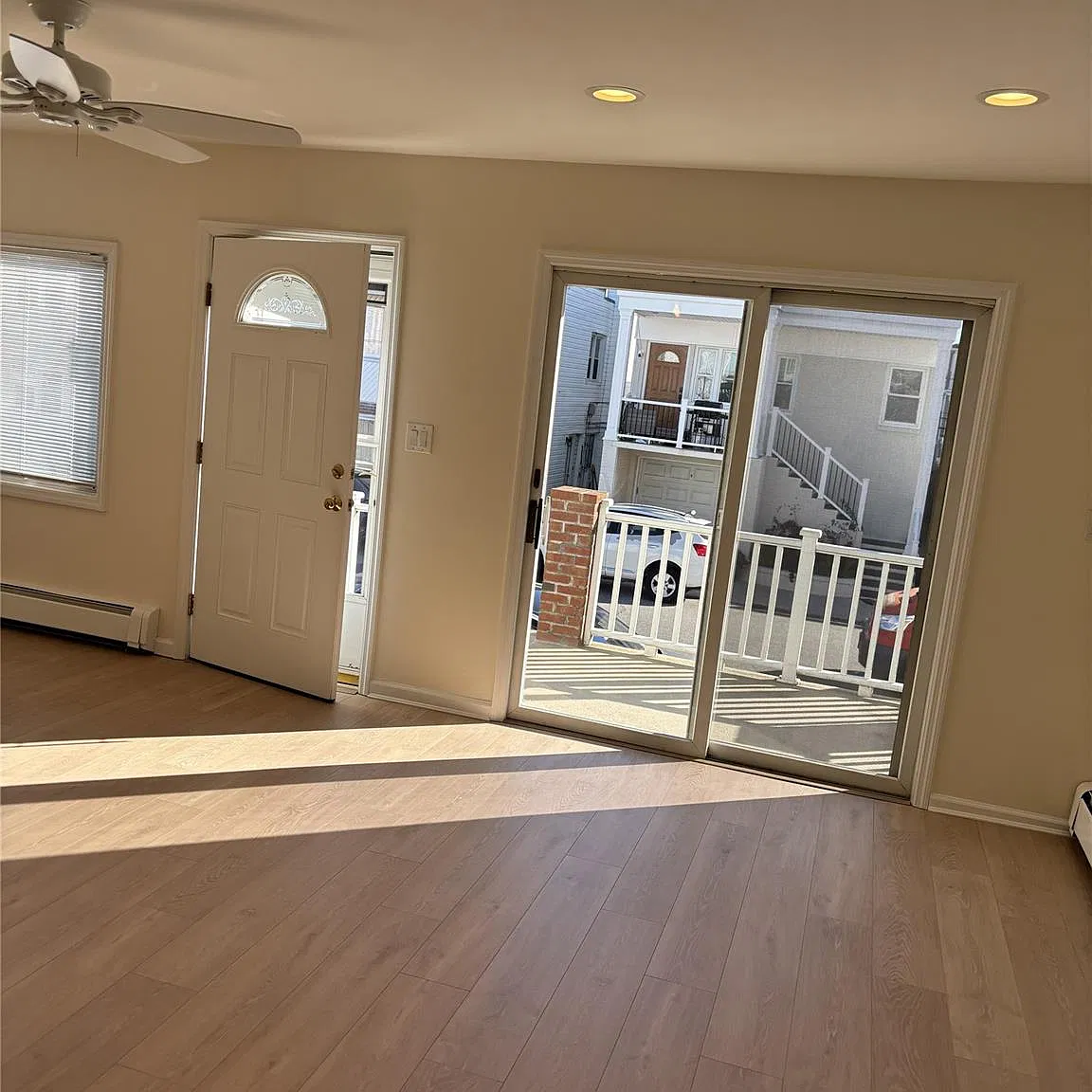 3 bed, 1.5 bath, 1656 sqft, $4,200 — Photo 2