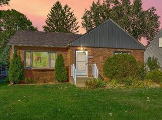1269 Shryer Ave W, Roseville, MN 55113