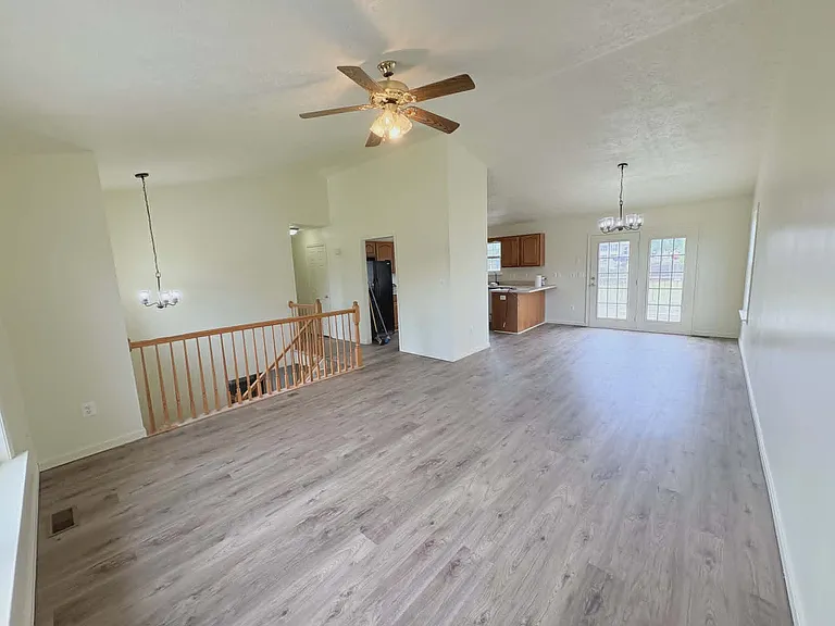 115 Churchill Dr — Photo 8