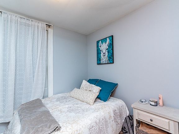 4th image of 1228 W Henderson St #1B