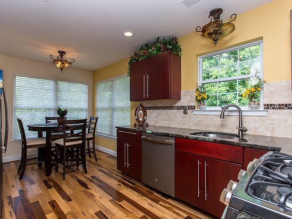 4th image of 137 Jeffords Ct
