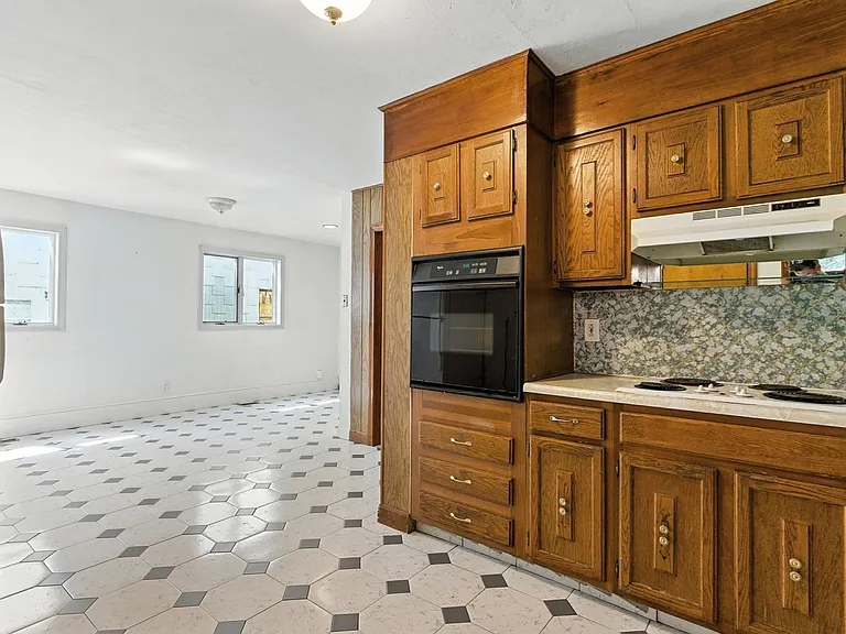 647 E 3rd St #1 — Photo 8